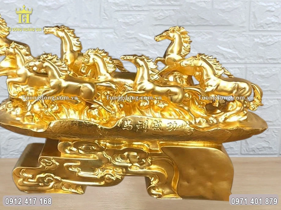 Mặt phía trước chạm khắc chữ